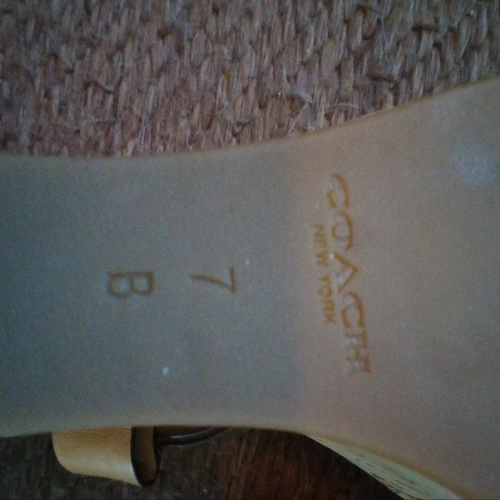 Coach wedge never worn. Size 7B Some inside peeling - Picture 4 of 7